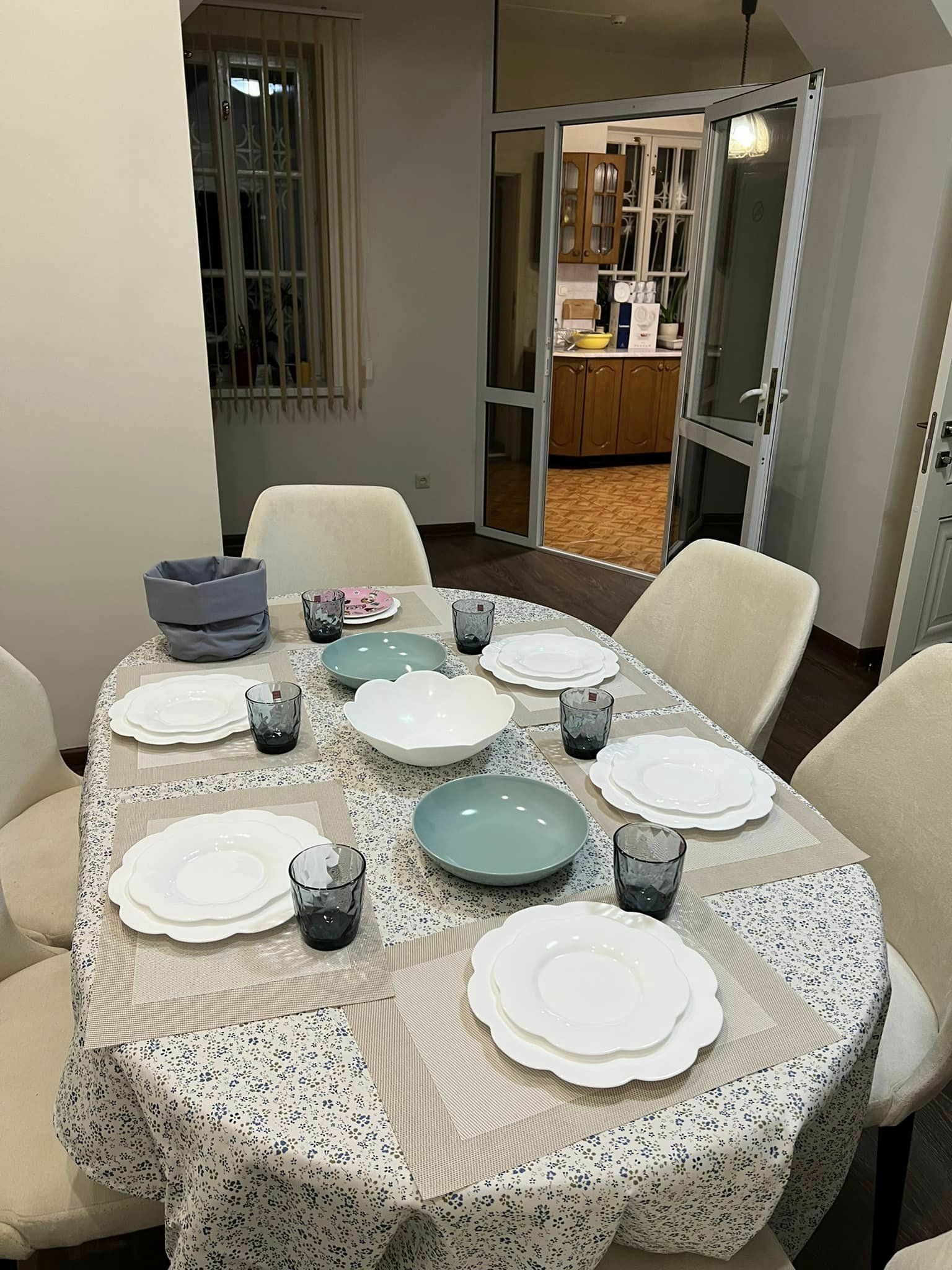 Masa comună de la Casa Valeriu, pregătită pentru cină